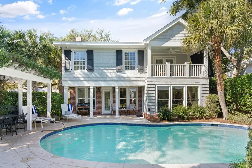 Luxury Home with Guest House sleeps 10 with Pool - Image 1