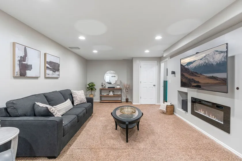 Pet friendly 2/1 basement apt fenced yard - Image 1