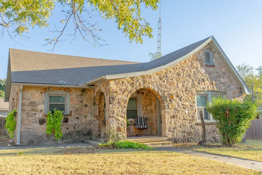 Saint Jo 2BR Cottage | Wine + Patio Views - Image 1