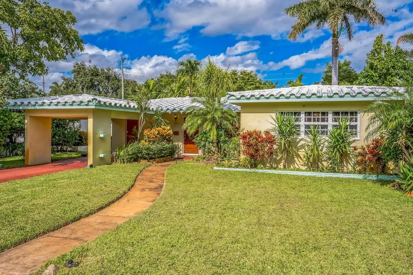 Beautiful Comfy Home With Private Hot Tub Close To Beach home - Image 1