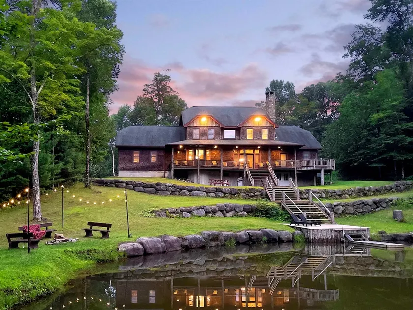 Waterfront Retreat: Treehouse, Hot Tub, Fireplace - Image 1