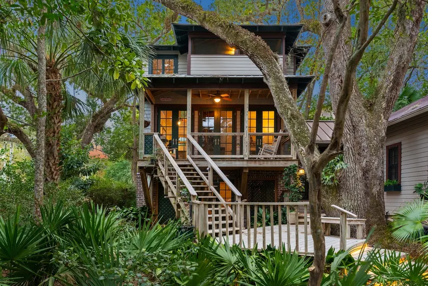 Unique Treehouse near the Village sleeps 6 guests - Image 1