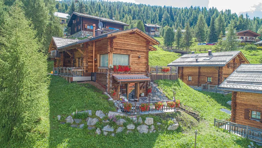 'Le Chalet Suite' mit Bergblick, privater Terrasse und WLAN - Image 1