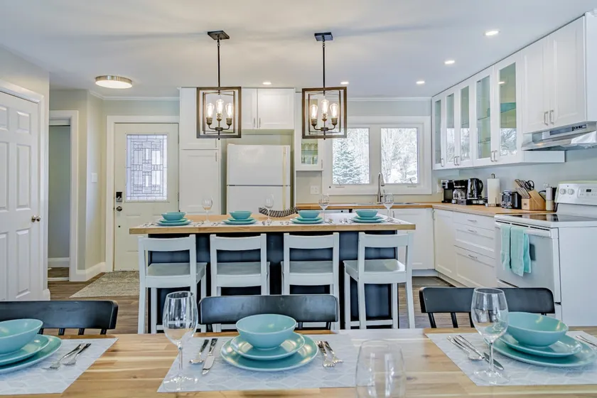 Marble Rock Retreat: Elegant Riverside Escape - Image 1