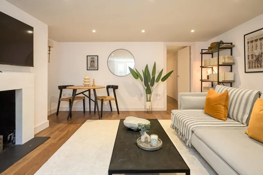 Peaceful Urban Escape in St John’s Wood - Image 1
