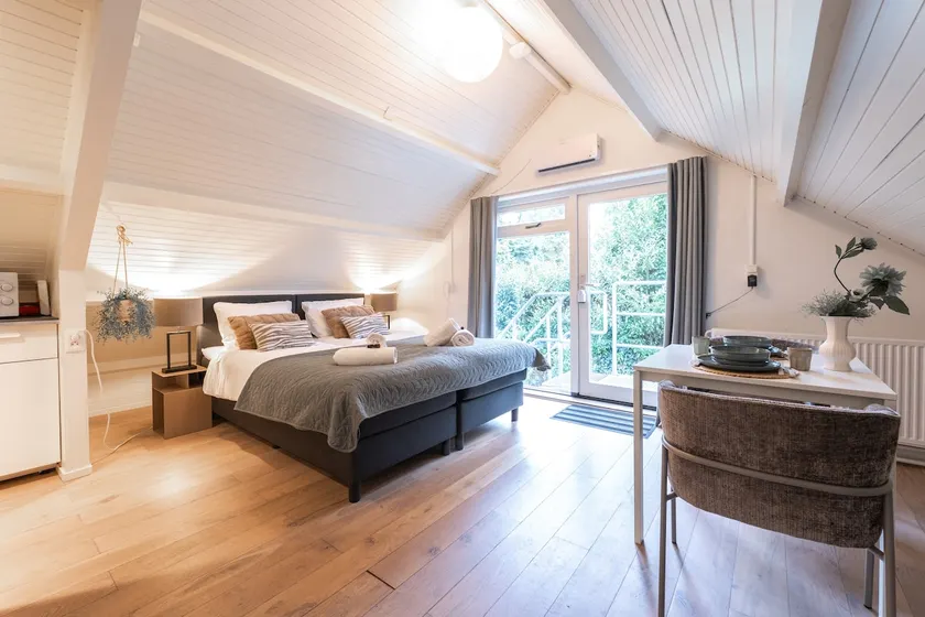 Guest house with kitchen, bicycles and parking - Image 1