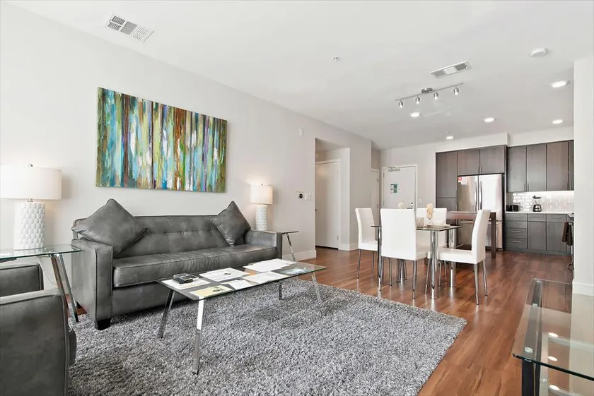 Modern 2BR Perfect for G00gle w/Parking, Pool & Gym - Image 1