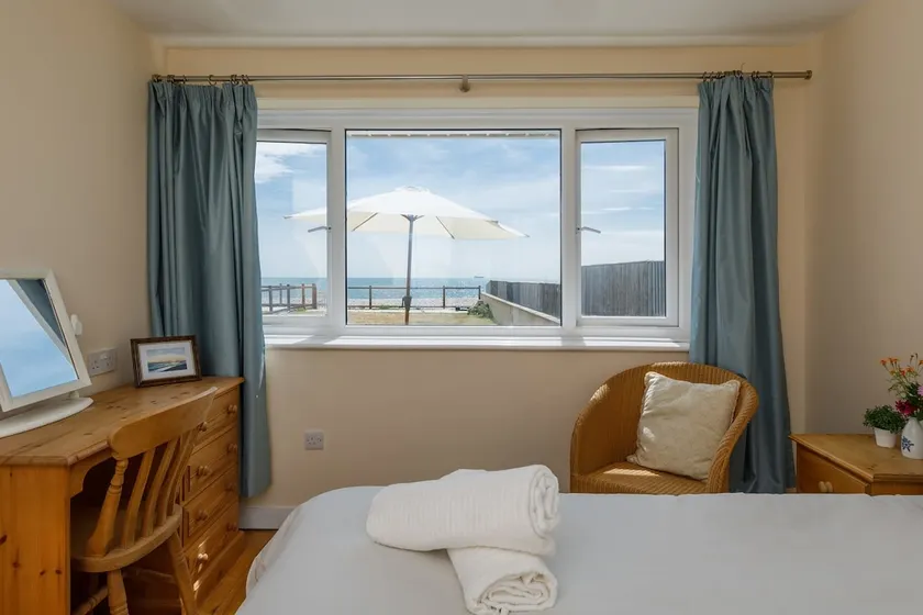 Sunny seafront chalet - sleeps 6 - Image 1