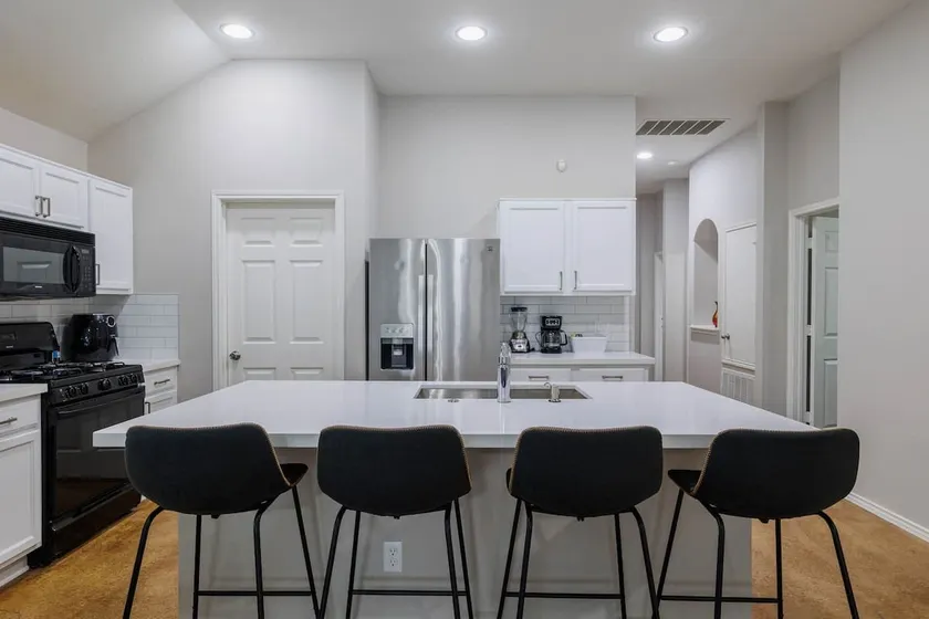 Perfect Retreat: Central Location w/ Serene Vibes. - Image 1