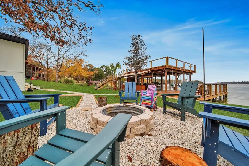 No Wake Zone: Lake Livingston Water Front Retreat - Image 1