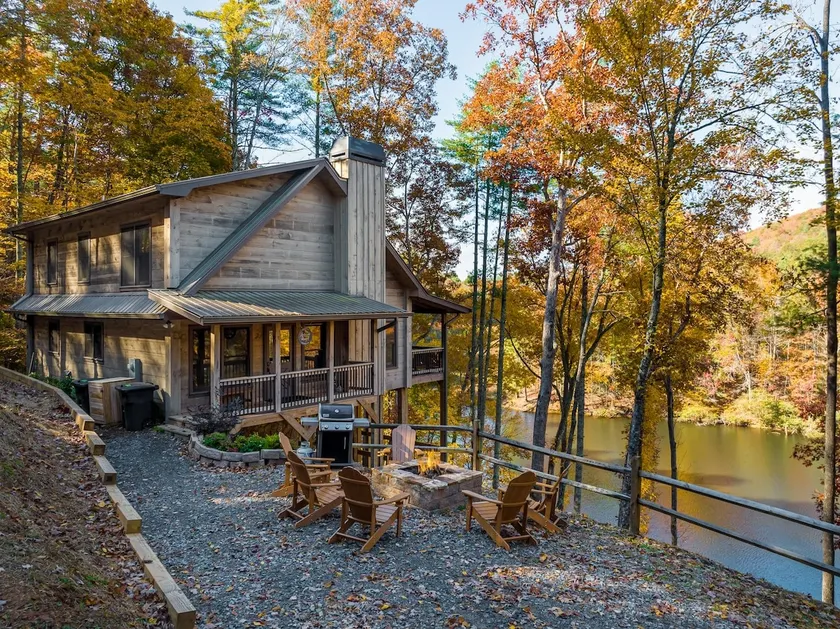 Lakeside Treehouse w/Hot Tub & Firepit - Image 1
