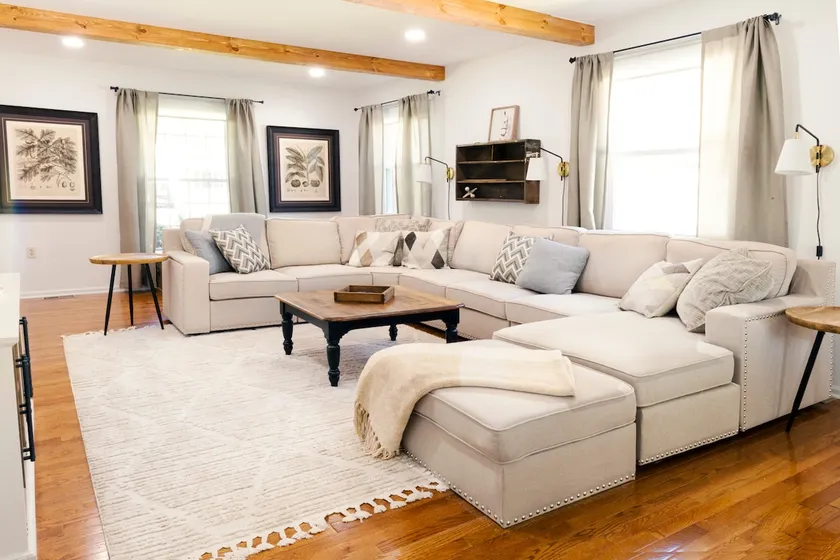 Large 5br Saratoga Home, within a mile of track. - Image 1