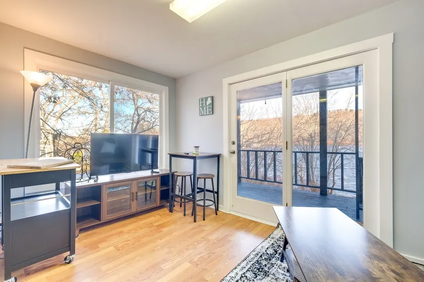 Cozy Water-View Apt in the Heart of Downtown! - Image 1