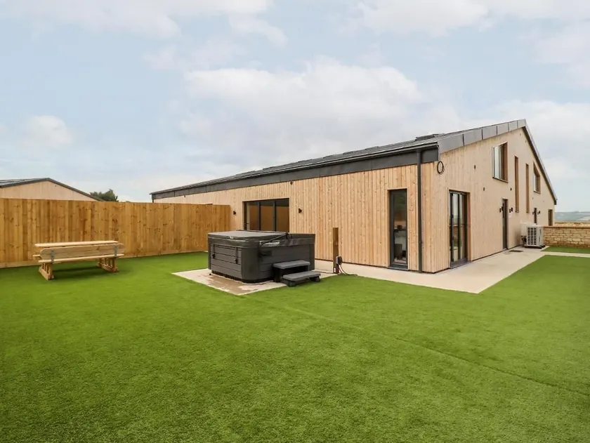 Holiday Home in Cotswolds with Hot Tub - Image 1