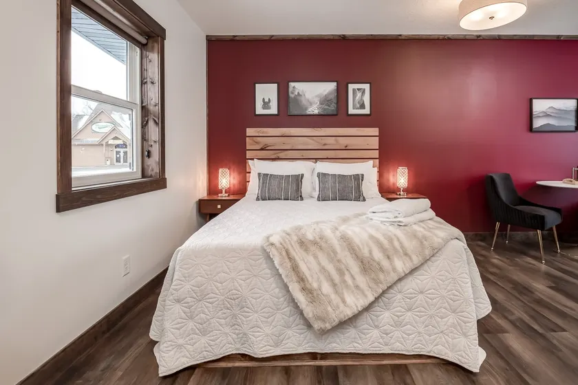 Work & Dine | Free Parking | Simple Comfort - Image 1