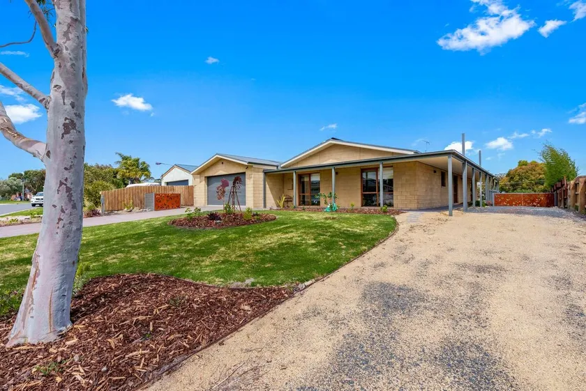 Meander Inn Inverloch - Image 1