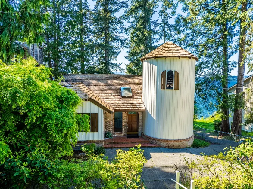Fairyland Cottage, Waterfront, Beach, Kayak, Hot tub - Image 1