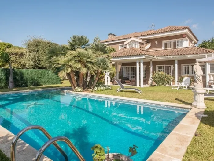 R60 Villa with garden and pool - Image 1