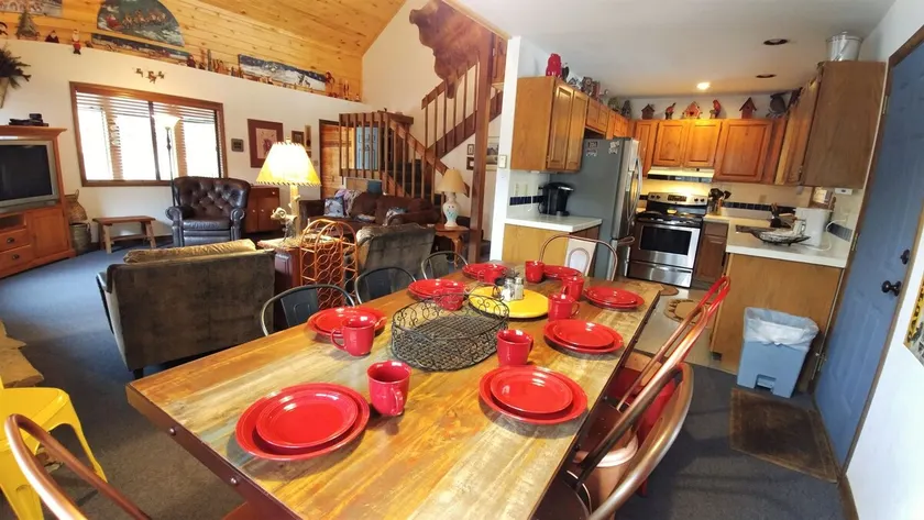 Beau droit d'accueil sur la rivière, idéal pour les grandes parties, WIFI, W / D, Grill / Fumeur - Image 1