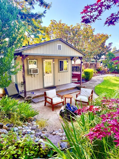 Garden cottage w/ fire pit & backyard - Image 1