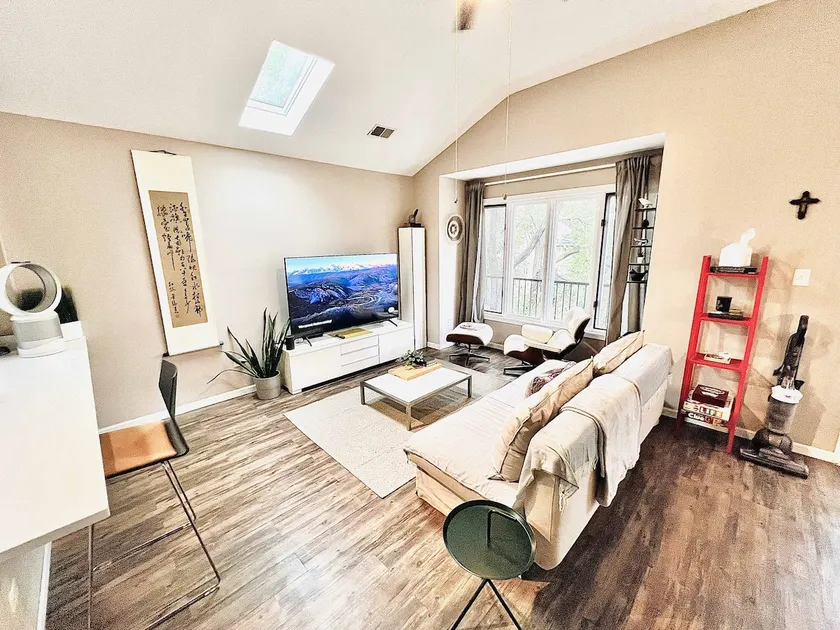 Cozy Loft, 1 Parking, Gym, Sleeps 4! - Image 1