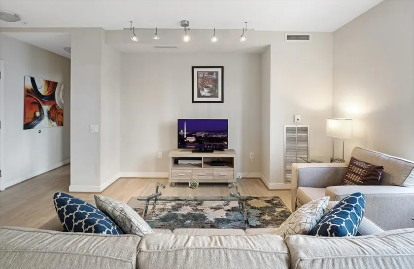 Lux 2 BR Near White House | Wifi+Gym+Min to Metro - Image 1