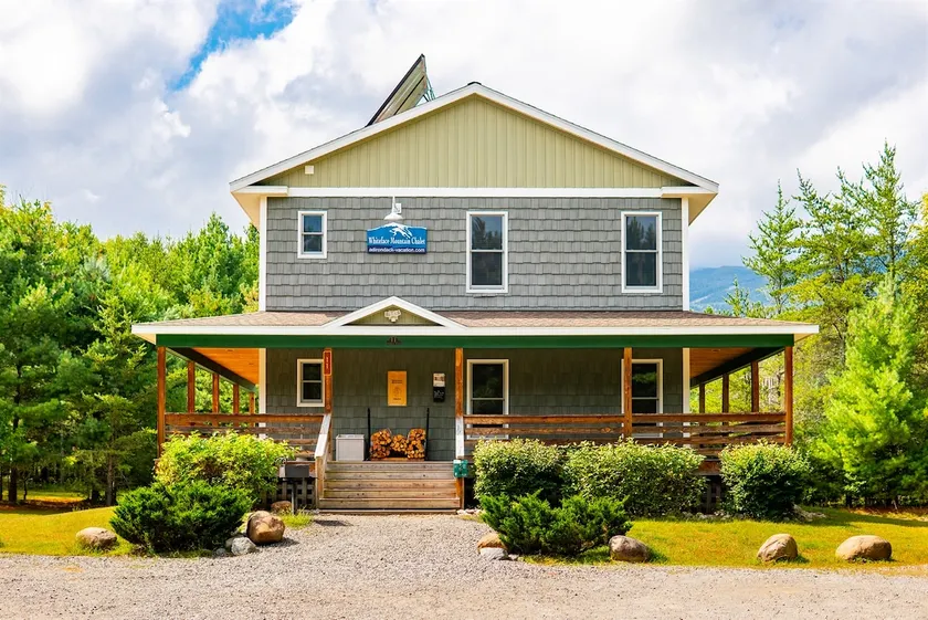 Whiteface Mountain Chalet: Luksus, Hot Tub, Dog Friendly, 1. 4 miles til Whiteface, Mountain Views, 16 sovepladser, Sauna, & Pejs - Image 1