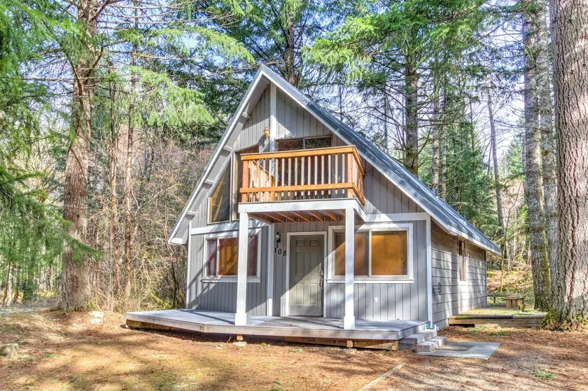 Lake Creek Retreat| Mt Rainier, WiFi, Woodstove - Image 1