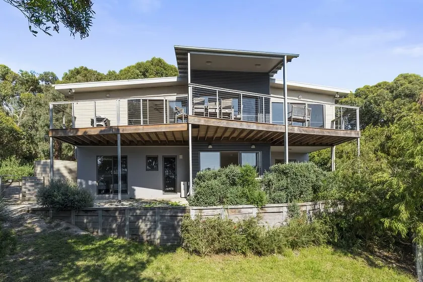 Amaroo - Coastal Stay with Ocean Views - Image 1