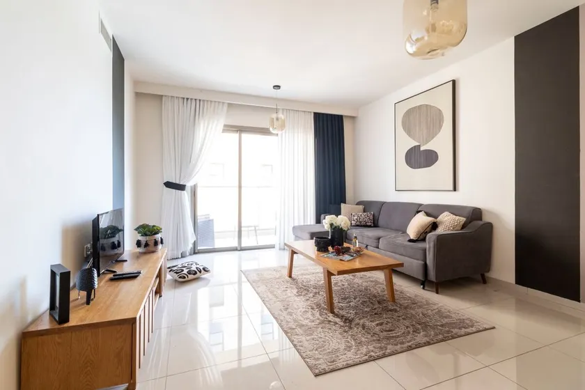 Spacious 2 bedrooms+parking in city center - Image 1