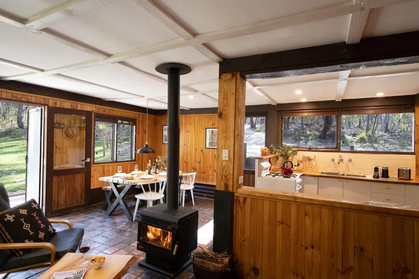 1 Bedroom, 1 Bathroom River Log Cabin - Image 1
