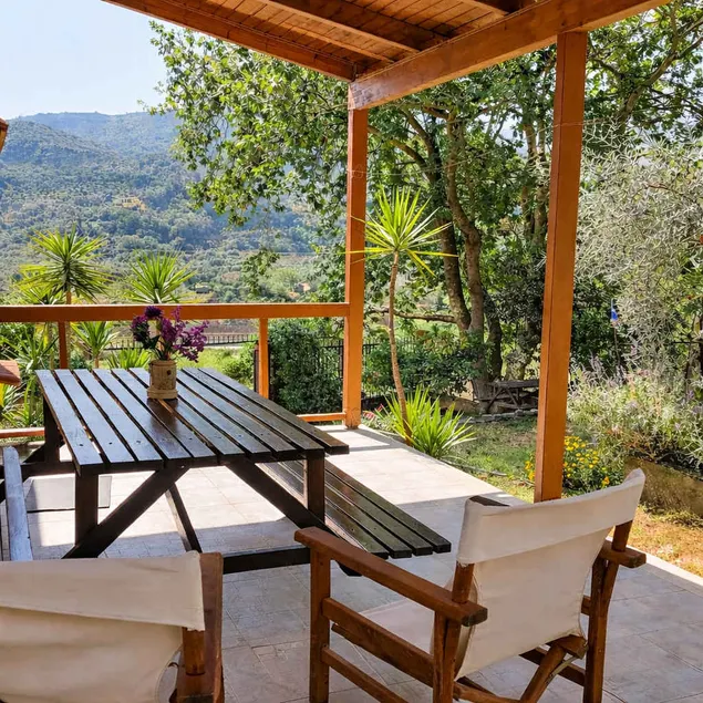 Sunshine Home - Peaceful Garden Escape & Parking - Image 1