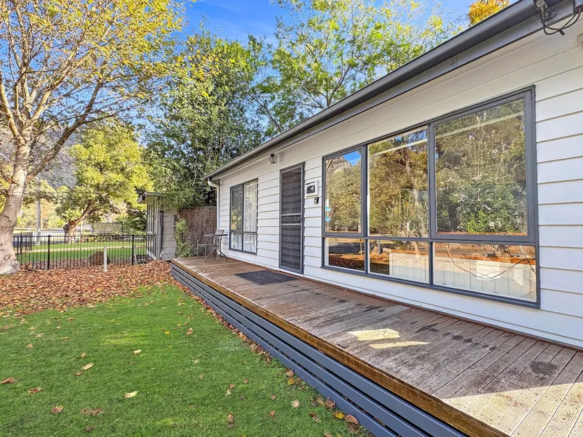 ”Banksia Cottage” by Halls Gap Accommodation - Image 1