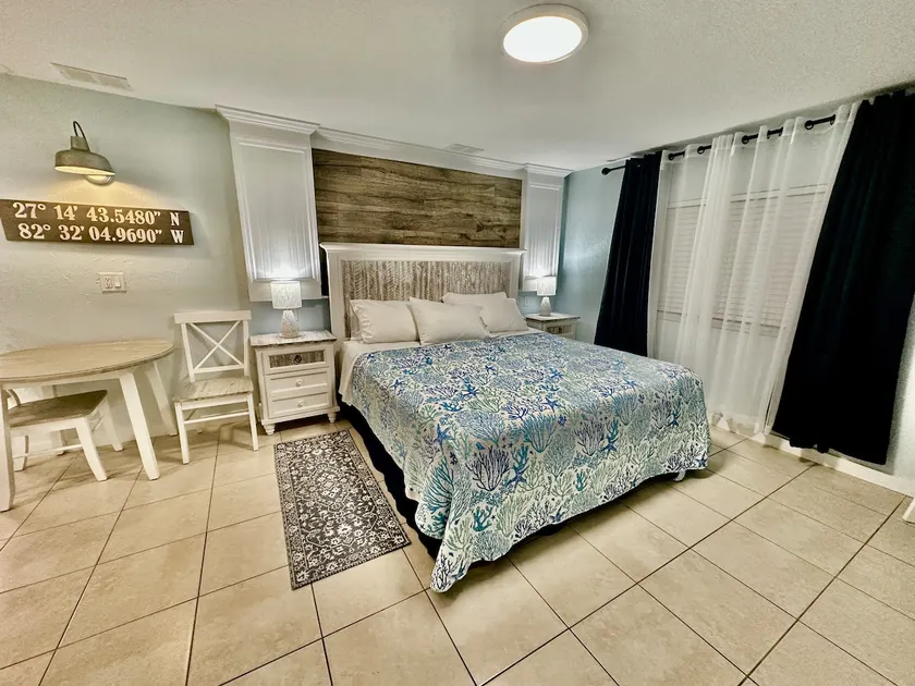 · King bed . Pool. Daily rentals - Image 1