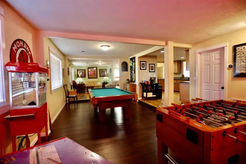 Luxurious 5 bedroom w pool table - Image 1