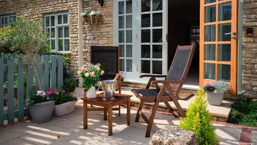 Teagles Cottage in Stow, EV parking - Image 1