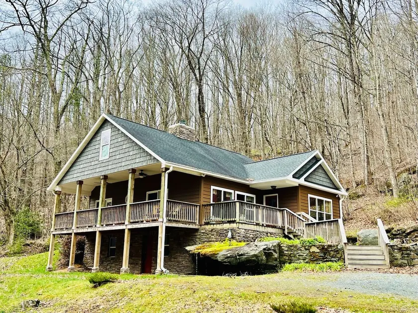 Private 3BR / 2BA, Whirlpool, Feuerstelle, Rushing Stream, WIFI, Wrap Around Veranda - Image 1