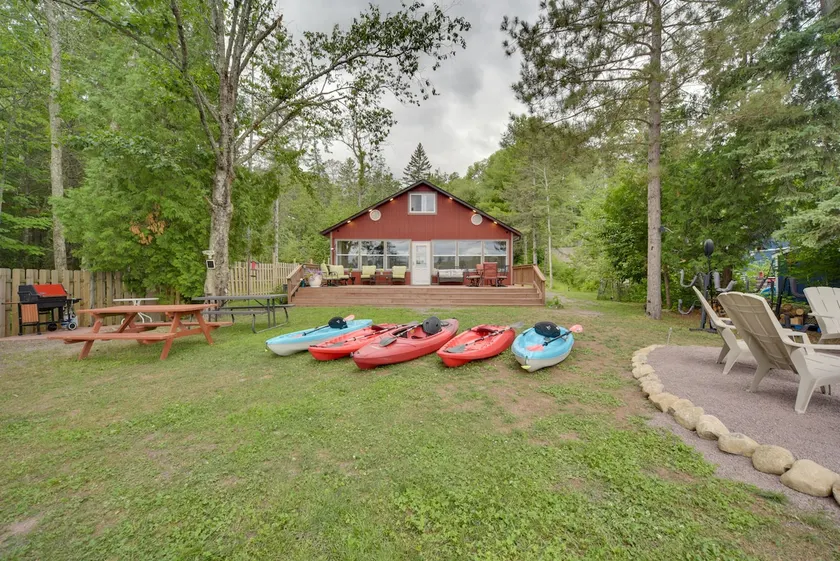 Lakefront Cabin w / 32 'Dock + Row & Paddle Både! - Image 1