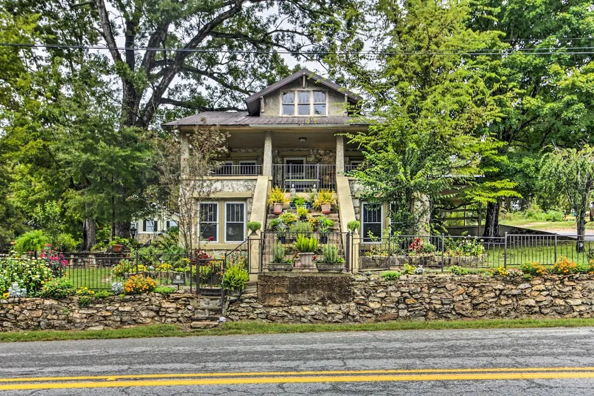 Historic 'Hardy House' on Main Street w/ Fire Pit! - Image 1