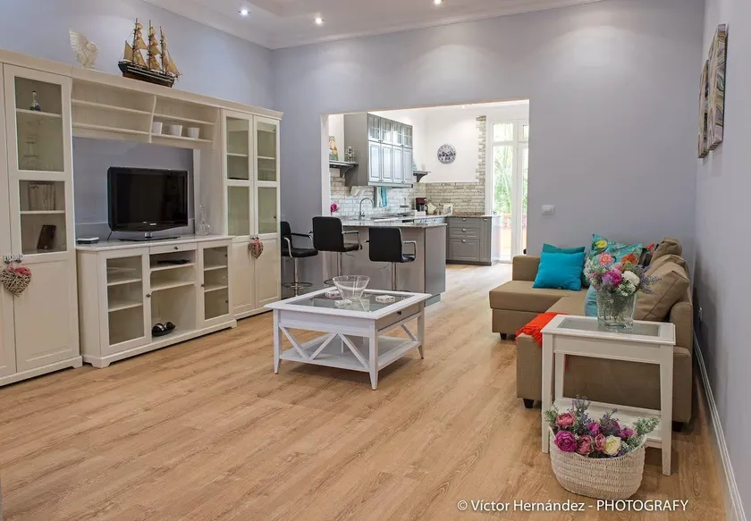 Living House - Image 1
