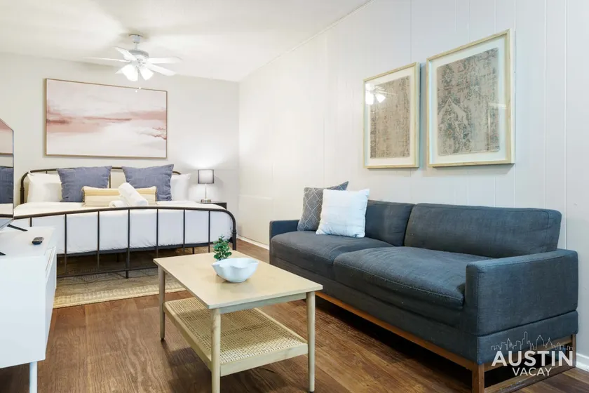 Hyde Park Studio Apt + King Bed and Free Parking - Image 1