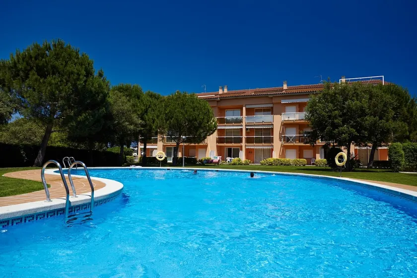 Ground floor w garden & pool - 3 Rooms - Image 1