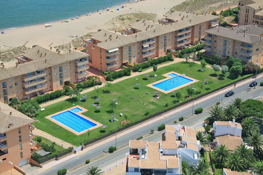 Renovated, seaview, top floor, communal pool - 3R - Image 1