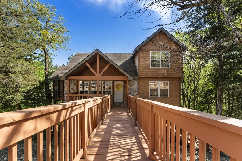 Whispering Woods Lodge - Sleeps 6 2 Bedroom Home by RedAwning - Image 1