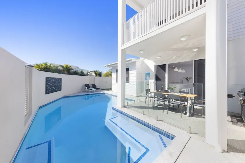 Waves Beach House - Image 1