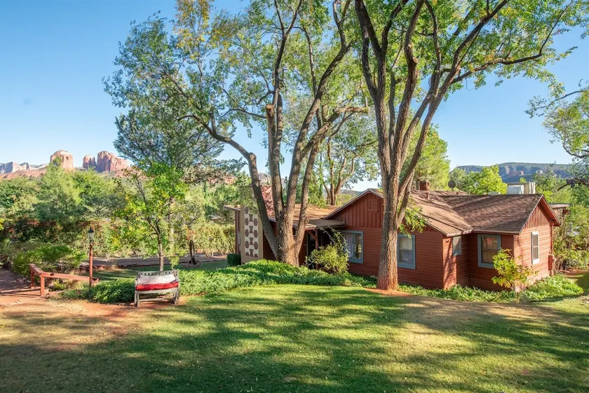 Homestead: Cozy Cabin, Creek Access , Lush Grounds - Image 1