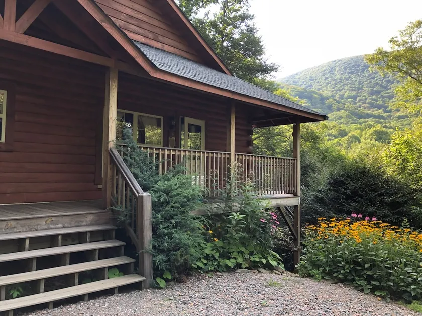 Les vues, le bain à remous, la connexion Wi-Fi et les bûches à gaz font de cette cabine de 2 chambres un refuge parfait! - Image 1