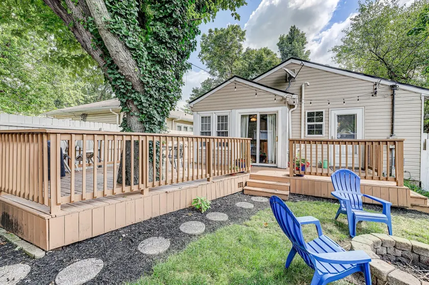 Charming bungalow, deck & fire pit - Image 1