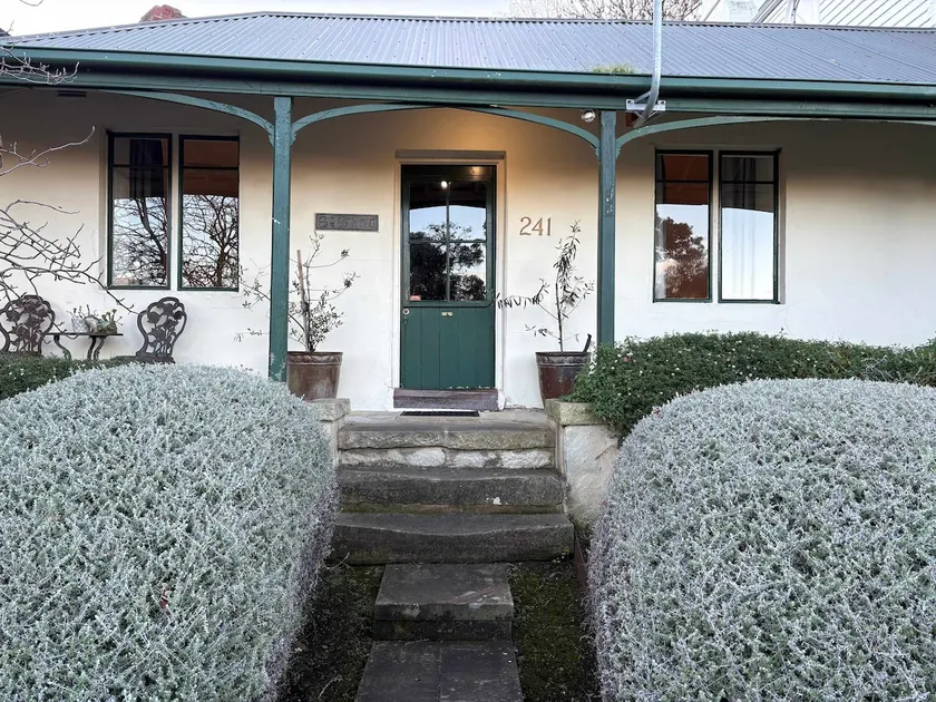Bostane Cottage on West Hobart Hill - Image 1