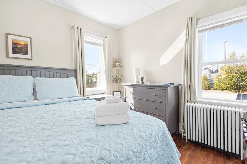 First Floor Apartment Near the Cliff Walk and More - Image 1